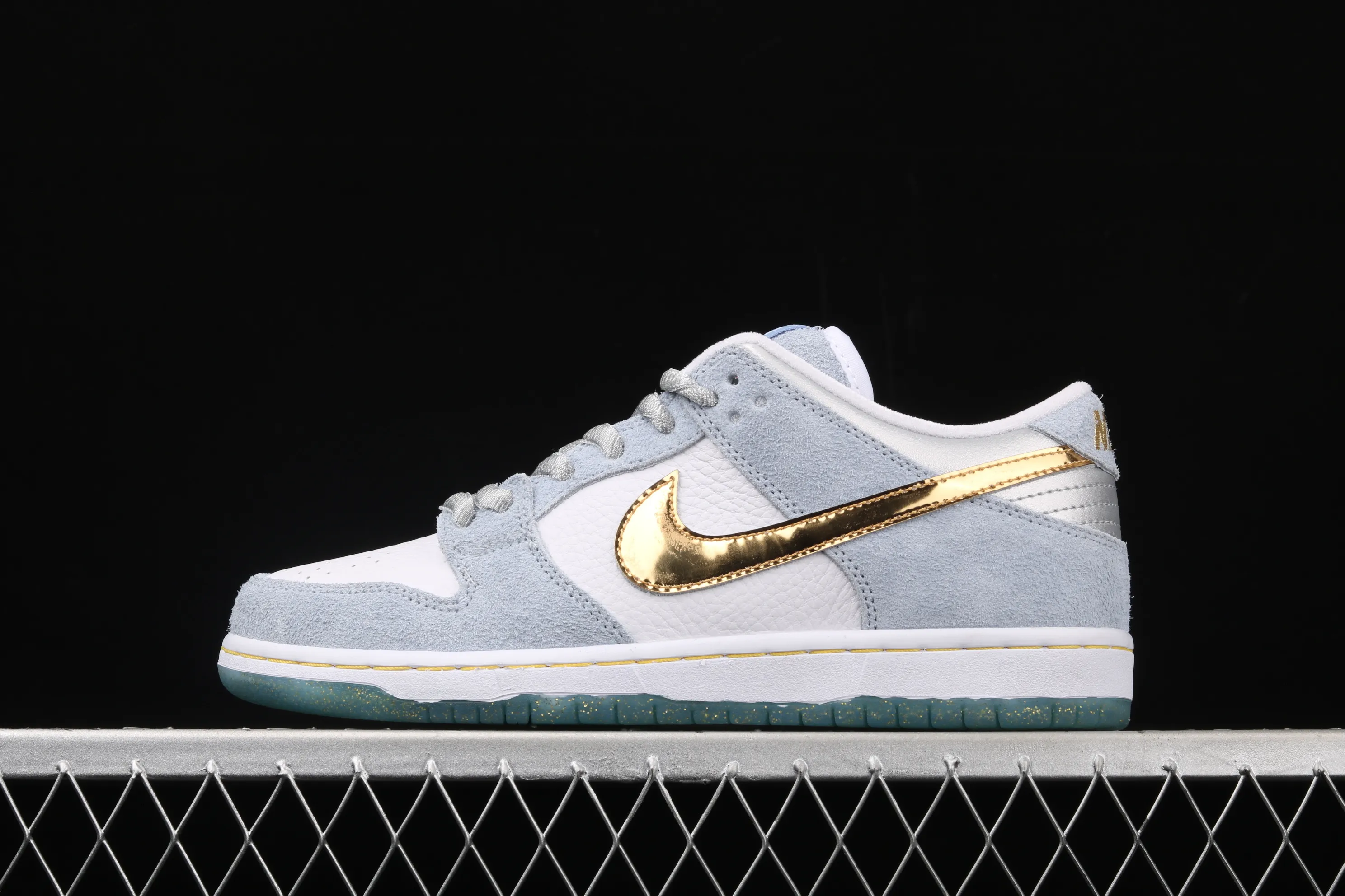 All categories Nk SB Dunk series Nk SB Dunk Low low-top skate shoes J version Sean Cliver x Nk SB Dunk Low Pro QS artist first layer low-top skate shoes DC9936-100